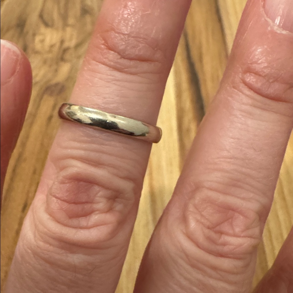 14k White Gold Ring/Band

Weight - 2.3 grams. - Picture 3 of 5